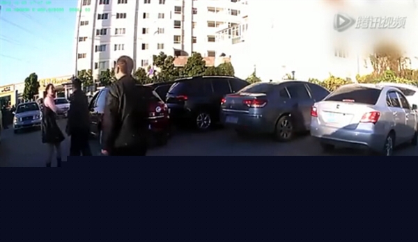 這掌力！實(shí)拍路怒女司機(jī)一掌扇翻男司機(jī)