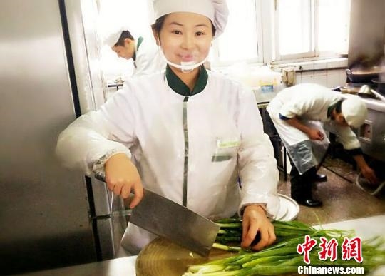 大學拉面女神走紅 吃了才知道她有多美
