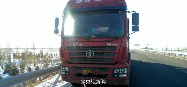 貨車高速跑丟輪胎 網友：輪胎內心崩潰