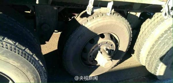 貨車高速跑丟輪胎 網友：輪胎內心崩潰