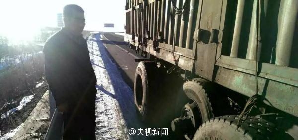 貨車高速跑丟輪胎 網友：輪胎內心崩潰