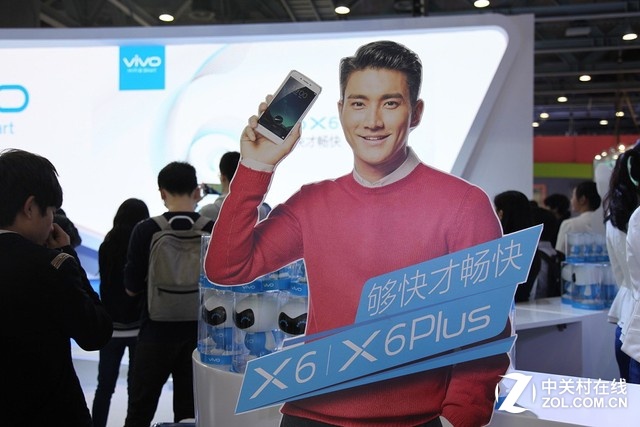vivo X6以及X6Plus是vivo展臺(tái)上最受關(guān)注的產(chǎn)品，作為vivo眼下重點(diǎn)主推的新機(jī)，用戶紛紛來體驗(yàn)它們的“快”。