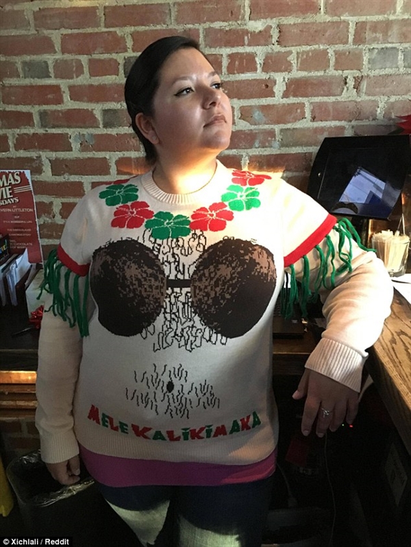 全程高能！國外網友集體曬奇葩圣誕裝：袒胸露乳