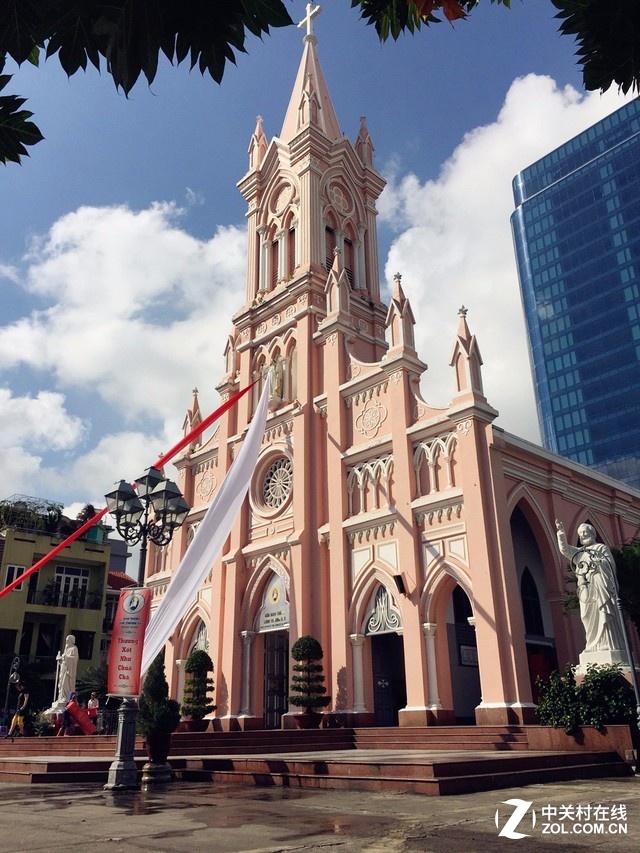 從山茶半島回來之后，去了峴港大教堂，教堂原本是在1923年為了當(dāng)?shù)氐姆▏硕ㄔ欤缃癯蔀榉?wù)于當(dāng)?shù)厮那Ф嗵熘鹘掏降慕烫茫缣枪愕姆奂t色建筑幾乎成為峴港的標(biāo)志，鑲嵌著中世紀(jì)風(fēng)格的彩色玻璃。在這座教堂的旁邊是一座有著100余名修女的圣保羅女修道院，她們夏天時穿白色衣服，冬天則會穿上黑色的衣服，往來于此處與漢水另一岸的修道院。