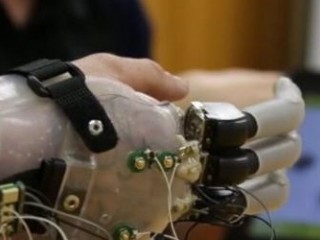 新西蘭男子成首位佩戴機械手指的截肢者