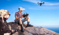 在海邊戴著SkyView FPV頭盔操作無人機是種什么感覺