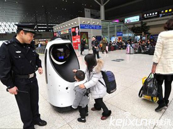 全國(guó)首款警察機(jī)器人 在鄭州高鐵站正式執(zhí)行巡邏任務(wù)