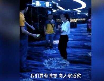 快遞員搞錯(cuò)快件下跪道歉 網(wǎng)友：道歉有用的話(huà)還要警察干嘛
