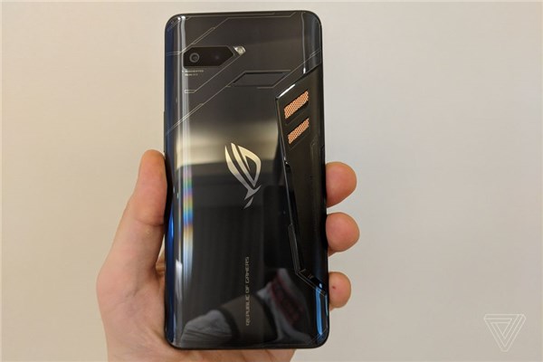 華碩ROG Phone游戲手機發(fā)布：可外接散熱風扇