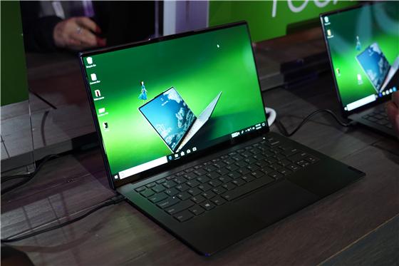 聯想發布YOGA S940智能筆記本：全球首款3D玻璃筆記本！