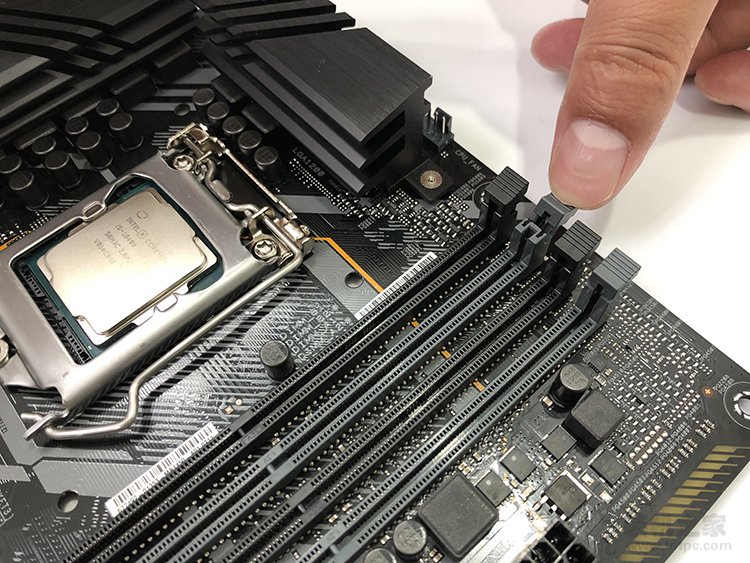 臺式電腦內存條怎么安裝？臺式機雙通道內存安裝圖解方法教程